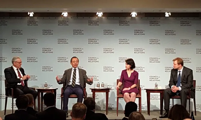 Ông Tim W. Ferguson, biên tập viên Forbes Á Châu (trái); ông Cao Tây Khánh (Gao Xiqing), giáo sư tại Đại học Thanh Hoa (thứ 2 từ trái sang); bà Karen Harris, giám đốc điều hành tại Bain & Company (thứ 2 từ phải sang), và ông Brad W. Setser, thành viên cao cấp tại Hội đồng Quan hệ Bang giao (phải) thảo luận về kế hoạch 5 năm lần thứ 13 của Trung Quốc tại Hội đồng Quan hệ Bang giao ở New York vào ngày 19/04/2016. (Ảnh: Valentin Schmid/The Epoch Times)