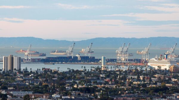 Các con tàu được nhìn thấy ở ngoài khơi tại cảng Long Beach khi các vấn đề về chuỗi cung ứng vẫn tiếp diễn ở Long Beach, California, vào ngày 22/11/2021. (Ảnh: Mike Blake/Reuters)