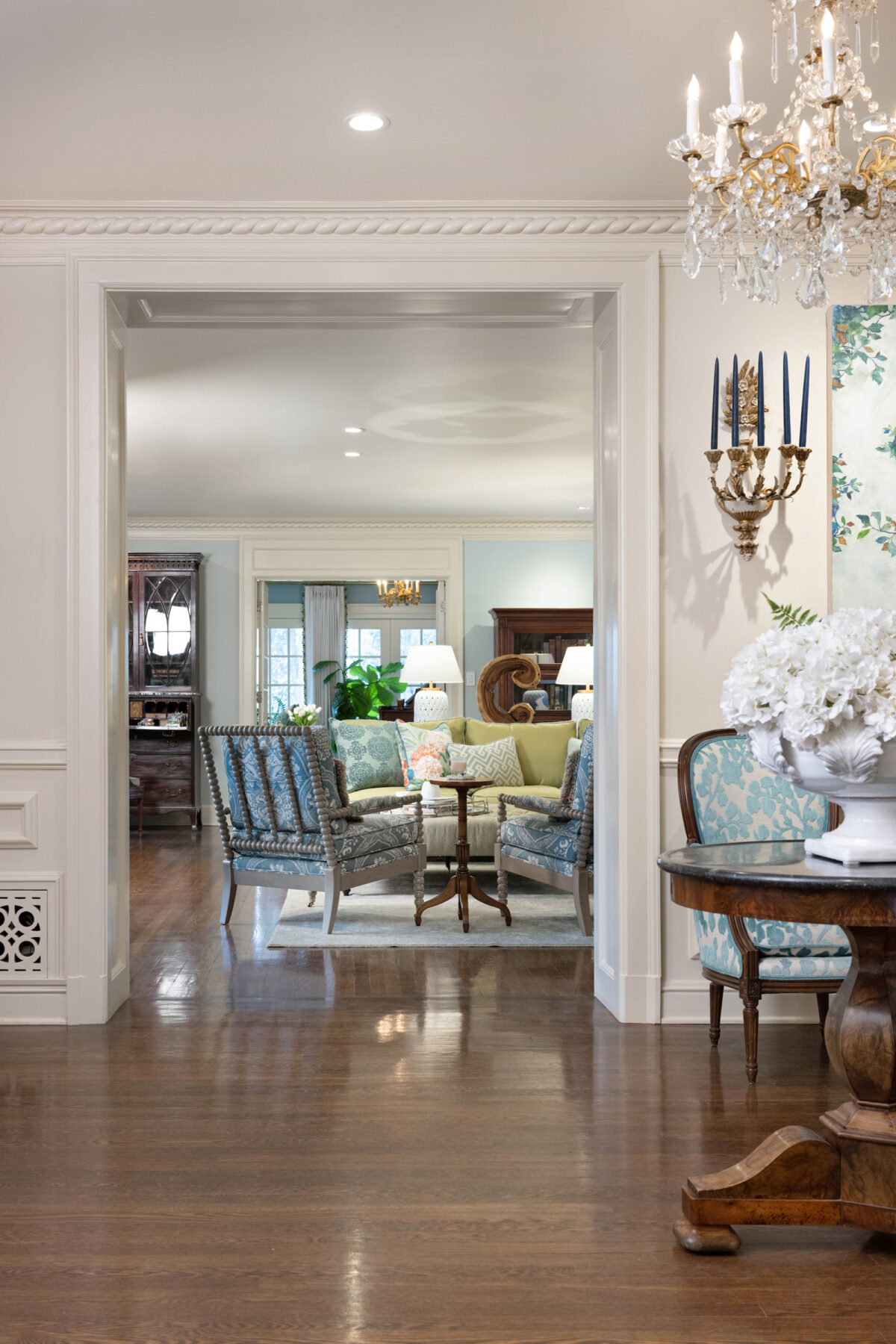 Cô Barb và anh John Cantrell, cùng nhà thiết kế Anne của công ty Nell Hill’s, đã cẩn thận sắp xếp một ngôi nhà mang đầy những dấu ấn Pháp kết hợp với phong cách New Traditional (kết hợp giữa truyền thống và hiện đại). (Ảnh: Handout/TNS)