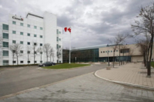 Phòng thí nghiệm Vi sinh vật Quốc gia ở Winnipeg trong một bức ảnh tư liệu. (Ảnh: John Woods/The Canadian Press)