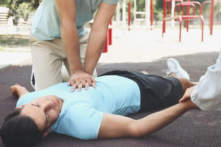 Ngừng tim, mất đột ngột toàn bộ hoạt động của tim do rối loạn nhịp tim, là nguyên nhân hàng đầu gây ra tử vong trên toàn thế giới. (Ảnh: New Africa/Shutterstock)