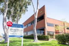 Các tài sản địa ốc thương mại được rao bán trên thị trường ở Costa Mesa, California, vào ngày 09/04/2021. (Ảnh: John Fredricks/The Epoch Times)