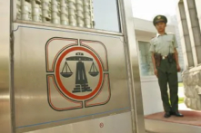 Một viên công an bán quân sự của Trung Quốc đứng gác bên ngoài Tòa án Trung cấp số 2 Bắc Kinh vào ngày 31/08/2006. (Ảnh: Peter Parks/AFP qua Getty Images)