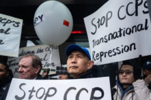 Nhà bất đồng chính kiến Trung Quốc Vương Vĩnh Hồng (Wang Yonghong) tại một cuộc họp báo và tập hợp nhằm nêu bật sự đàn áp xuyên quốc gia của Bắc Kinh trước Hiệp hội Trường Lạc Hoa Kỳ (American ChangLe Association), tại thành phố New York hôm 25/02/2023. Một đồn công an ở hải ngoại của Trung Quốc hiện đã đóng cửa nằm bên trong tòa nhà của hiệp hội này. (Ảnh: Samira Bouaou/The Epoch Times)