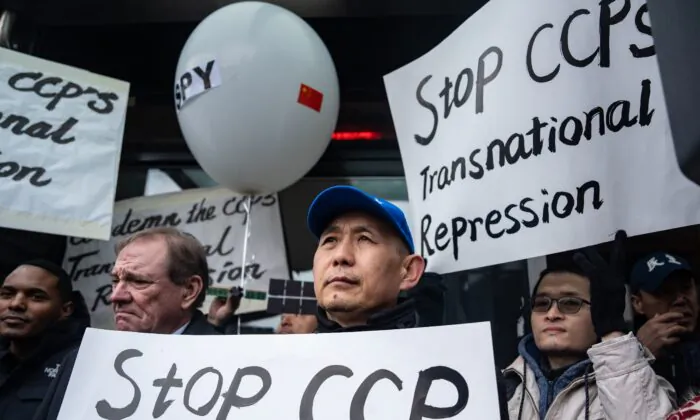 Nhà bất đồng chính kiến Trung Quốc Vương Vĩnh Hồng (Wang Yonghong) tại một cuộc họp báo và tập hợp nhằm nêu bật sự đàn áp xuyên quốc gia của Bắc Kinh trước Hiệp hội Trường Lạc Hoa Kỳ (American ChangLe Association), tại thành phố New York hôm 25/02/2023. Một đồn công an ở hải ngoại của Trung Quốc hiện đã đóng cửa nằm bên trong tòa nhà của hiệp hội này. (Ảnh: Samira Bouaou/The Epoch Times)