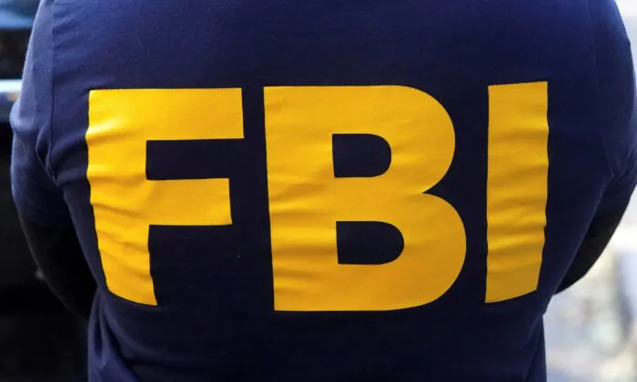 Logo của FBI được in trên áo sơ mi của một đặc vụ ở quận Manhattan của New York, vào ngày 19/10/2021. (Ảnh: Carlo Allegri/Reuters)