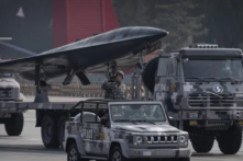 Một binh sĩ Trung Quốc chào trước một phi cơ quân sự không người lái trong cuộc duyệt binh kỷ niệm 70 năm ngày thành lập chế độ cộng sản Trung Quốc tại Quảng trường Thiên An Môn ở Bắc Kinh vào ngày 01/10/2019. (Ảnh: Kevin Frayer/Getty Images)