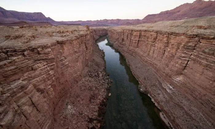 Quang cảnh Sông Colorado nhìn từ Cầu Navajo ở Marble Canyon, Arizona, hôm 31/08/2022. (Ảnh: Robyn Beck/AFP qua Getty Images)