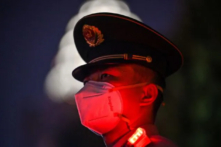 Một viên cảnh sát bán quân sự Trung Quốc đứng gác trên bến Bến Thượng Hải trong thời gian diễn ra lễ kỷ niệm Quốc khánh Trung Quốc ở Thượng Hải vào ngày 01/10/2022. (Ảnh: Hector Retamal/AFP qua Getty Images)