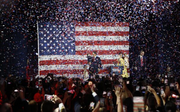 Thống đốc Florida Ron DeSantis ăn mừng tái đắc cử cùng vợ, bà Casey và các con tại Trung tâm Hội nghị Tampa ở Tampa, Florida, hôm 08/11/2022. (Ảnh: Octavio Jones/Getty Images)