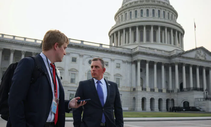 Dân biểu Kelly Armstrong (Cộng Hòa-North Dakota) nói chuyện với một phóng viên khi ông rời Điện Capitol Hoa Kỳ ở Hoa Thịnh Đốn vào ngày 19/07/2021. (Ảnh: Anna Moneymaker/Getty Images)