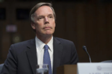 Đại sứ Nicholas Burns, người từng là Đại sứ Hoa Kỳ tại NATO, làm chứng trong một phiên điều trần của Ủy ban Tình báo Thượng viện Hoa Kỳ về các hoạt động của Nga trong các cuộc bầu cử ở các quốc gia khác, tại Capitol Hill ở Hoa Thịnh Đốn, vào ngày 28/06/2017. (Ảnh: Saul Loeb/AFP qua Getty Images)