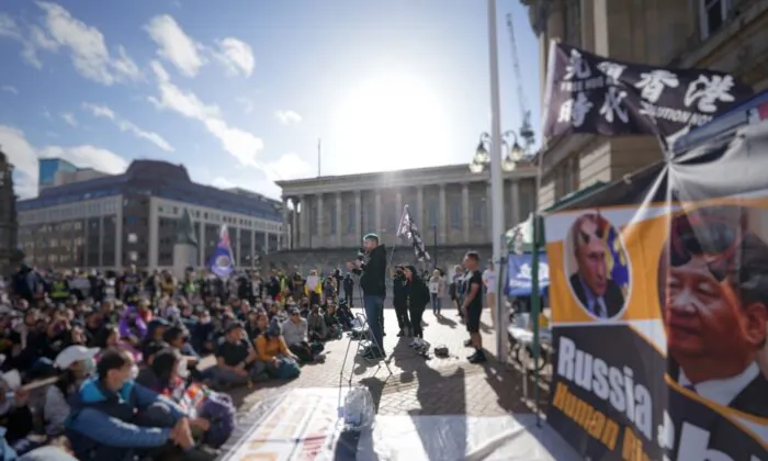 Người Hồng Kông biểu tình phản đối ĐCSTQ vào ngày Quốc khánh Trung Quốc để lên án những hành động tàn bạo về nhân quyền của ĐCSTQ, và kêu gọi Vương quốc Anh chấm dứt mối quan hệ “thành phố kết nghĩa” với Trung Quốc để ngăn chặn đặc vụ Trung Cộng xâm nhập vào nước này. Cuộc biểu tình được tổ chức tại Birmingham, Anh Quốc, vào ngày 01/10/2022. (Ảnh đăng dưới sự cho phép của Good Neighbor Church England)