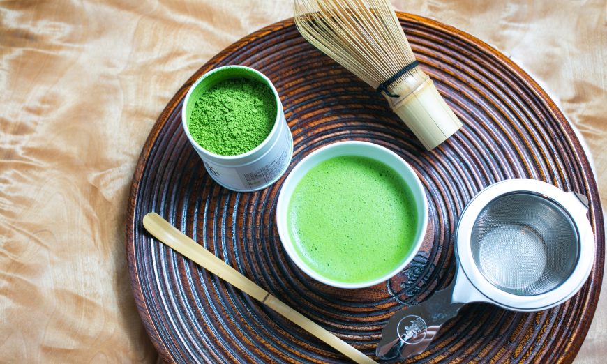 Matcha được chế biến từ lá trà xanh nghiền thành bột. (Ảnh: Benjamin Chasteen/The Epoch Times)