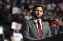 Ứng cử viên Thượng viện thuộc Đảng Cộng Hòa Ohio JD Vance nói chuyện với những người ủng hộ tại buổi Vận động tranh cử Cứu lấy Nước Mỹ tại Trung tâm Covelli vào ngày 17/09/2022, ở Youngstown, Ohio. (Ảnh: Jeff Swensen/Getty Images)