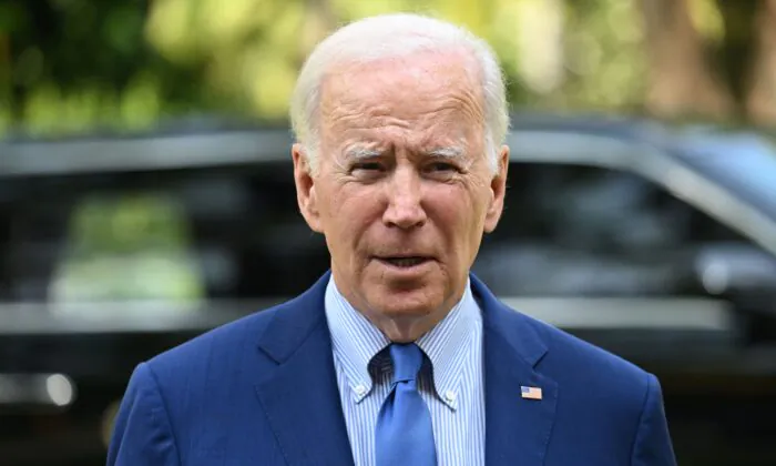 Tổng thống Joe Biden nói về tình hình ở Ba Lan sau cuộc gặp với các nhà lãnh đạo G7 và u Châu bên lề Hội nghị thượng đỉnh G20 ở Nusa Dua trên hòn đảo nghỉ dưỡng Bali của Indonesia vào ngày 16/11/2022. (Ảnh: Saul Loeb/AFP qua Getty Images)