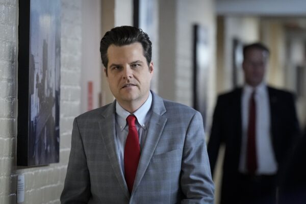 Dân biểu Matt Gaetz (Cộng Hòa-Florida) đi bộ tới một cuộc họp kín của Đảng Cộng Hòa (GOP) tại Điện Capitol ở Hoa Thịnh Đốn hôm 10/01/2023. (Ảnh: Drew Angerer/Getty Images)