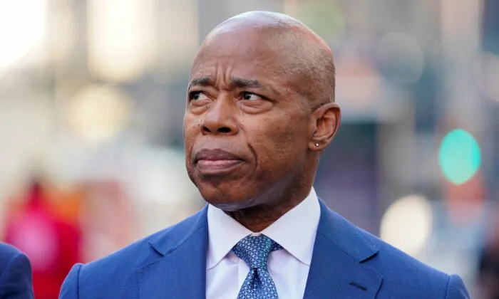 Thị trưởng Thành phố New York Eric Adams tham dự một cuộc họp báo ở New York vào ngày 11/10/2022. (Ảnh: Mary Altaffer/AP Photo)