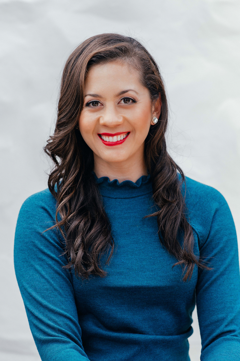 Cô Nikki Oden là tác giả của quyển sách “But Definitely Wear Mascara: Hacks to Help You Love Your Mom Life (and Yourself) a Little More.” (Nhưng Chắc Chắn Hãy Dùng Mascara: Mẹo Giúp Bạn Yêu Cuộc Sống Làm Mẹ (Và Bản Thân) Hơn Một Chút). (Ảnh: Đăng dưới sự cho phép của cô Nikki Oden)