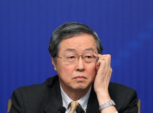 Ông Chu Tiểu Xuyên (Zhou Xiaochuan), Thống đốc Ngân hàng Nhân dân Trung Quốc, tham dự cuộc họp báo của Phiên họp thứ Năm của Đại hội Đại biểu Nhân dân Toàn quốc lần thứ 11 tập trung vào chính sách tiền tệ và các vấn đề tài chính hôm 12/03 tại Bắc Kinh. (Ảnh: Phong Li/Getty Images)