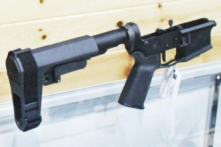 Một chiếc nẹp ổn định súng lục trong một bức ảnh không đề ngày tháng. (Ảnh: Michael Clements/The Epoch Times)