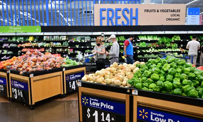 Khách hàng mua sắm nông sản tại một cửa hàng ở Rosemead, California, hôm 28/06/2022. (Ảnh: Frederic J. Brown/AFP qua Getty Images)