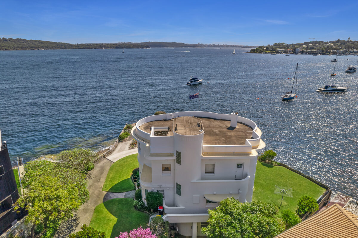 Tòa dinh thự, nằm ở mép nước, được bao bọc bởi một bãi cỏ rộng để bảo đảm sự riêng tư tối đa. (Ảnh: Đăng dưới sự cho phép của công ty Sydney Sotheby’s International Realty)