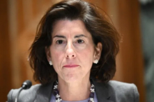 Bộ trưởng Thương mại Gina Raimondo làm chứng tại Điện Capitol ở Hoa Thịnh Đốn vào ngày 11/05/2022. (Ảnh: Brendan Smialowski/AFP/Getty Images)