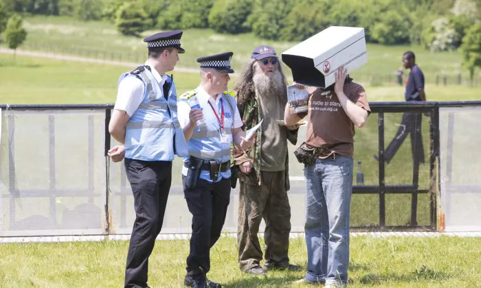 Những người biểu tình nói chuyện với cảnh sát bên ngoài hàng rào thép dựng lên xung quanh cuộc họp của Nhóm Bilderberg năm 2013 tại London, ngày 06/06/2013. (Ảnh: Simon Gross/Ben Dome)