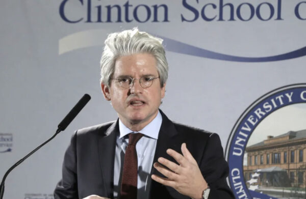 Ông David Brock, một nhà hoạt động thuộc Đảng Dân Chủ, trình bày tại Trường Công vụ Clinton ở Little Rock, Arkansas, vào ngày 25/03/2014. (Ảnh: AP Photo/Danny Johnston)