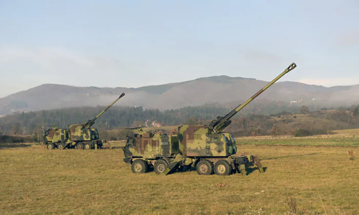 Pháo tự hành 155 mm của lục quân Serbia tại vị trí gần giới tuyến quốc gia với Kosovo, phía nam Serbia, hôm 26/12/2022. (Ảnh: Dịch vụ Báo chí của Bộ Quốc phòng Serbia qua AP)
