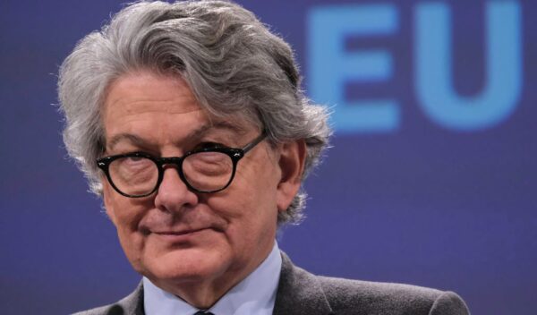 Ủy viên Âu Châu về Thị trường Nội địa Thierry Breton thông báo về kế hoạch 5G của EU, tại Brussels, Bỉ, vào ngày 29/01/2020. (Ảnh: Alexandros Michailidis/Shutterstock)