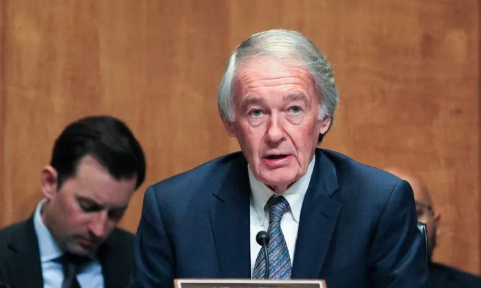 Thượng nghị sĩ Ed Markey (Dân Chủ-Massachusetts) nói chuyện tại phiên điều trần của tiểu ban Thượng viện về Thách thức của Trung Quốc, Phần 3: Dân chủ, Nhân quyền, và Pháp quyền, vào ngày 04/12/2018. (Ảnh: Jennifer Zeng/The Epoch Times)