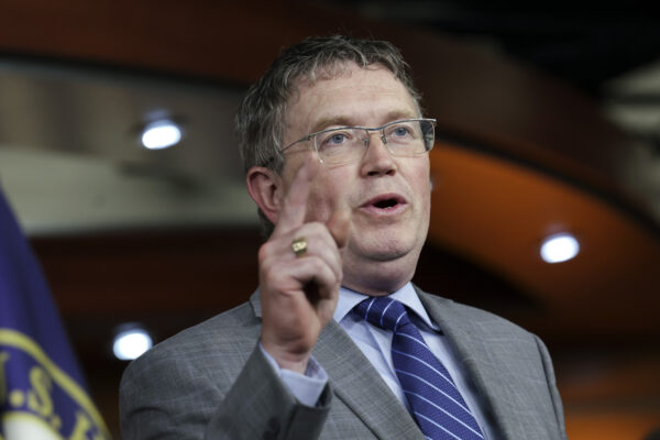 Dân biểu Thomas Massie (Cộng Hòa-Kentucky) trình bày tại một cuộc họp báo của Nhóm họp kín về Tu chính án thứ Hai của Hạ viện tại Tòa nhà Quốc hội Hoa Kỳ ở Hoa Thịnh Đốn, vào ngày 08/06/2022. (Ảnh: Kevin Dietsch/Getty Images)