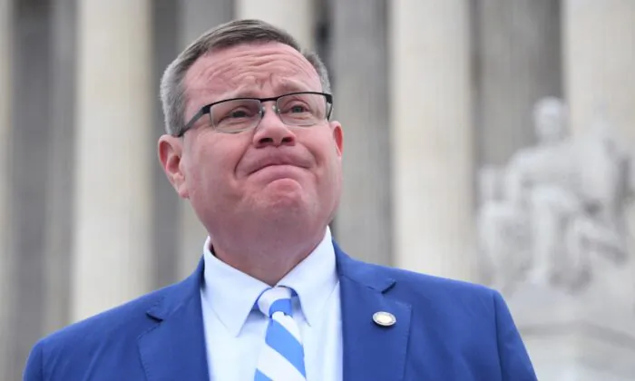 Chủ tịch Đảng Cộng Hòa của Hạ viện tiểu bang North Carolina Tim Moore trao đổi với giới báo chí trước Tối cao Pháp viện Hoa Kỳ ở Hoa Thịnh Đốn hôm 07/12/2022. (Ảnh: Olivier Douliery/AFP qua Getty Images)