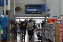 Khách hàng mua sắm tại một siêu thị Walmart ở Rogers, Arkansas, vào ngày 06/06/2013. (Ảnh: Rick Wilking/Reuters)