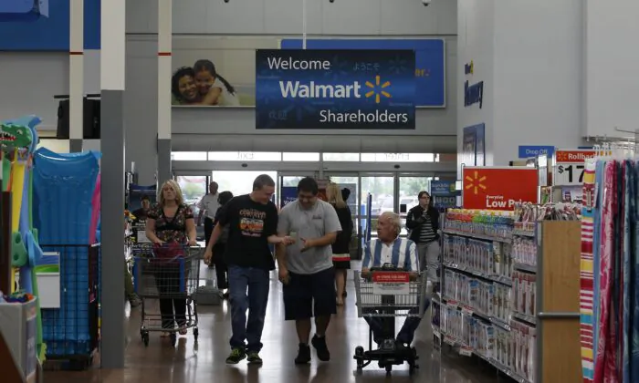 Khách hàng mua sắm tại một siêu thị Walmart ở Rogers, Arkansas, vào ngày 06/06/2013. (Ảnh: Rick Wilking/Reuters)