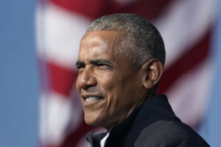 Cựu Tổng thống Barack Obama nói chuyện tại một cuộc tập hợp cử tri ở Atlanta, Georgia, ngày 02/11/2020. (Ảnh: Brynn Anderson/AP Photo)