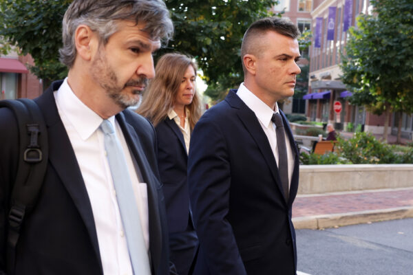 Ông Igor Danchenko, bên phải, đi bên ngoài tòa án Hoa Kỳ ở Alexandria, Virginia, hôm 11/10/2022. (Ảnh: Alex Wong/Getty Images)