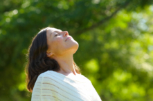 Tiếp xúc với ánh nắng mặt trời một cách hợp lý mang lại những lợi ích rất quan trọng cho sức khỏe con người. (Ảnh: Pheelings media/Shutterstock)