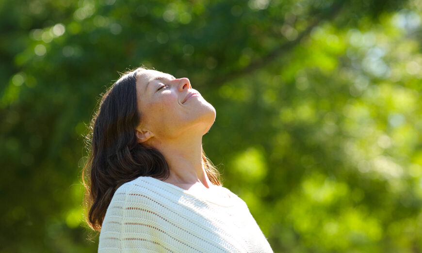 Tiếp xúc với ánh nắng mặt trời một cách hợp lý mang lại những lợi ích rất quan trọng cho sức khỏe con người. (Ảnh: Pheelings media/Shutterstock)