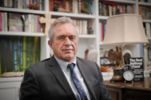 Ông Robert F. Kennedy, Jr., người sáng lập tổ chức bất vụ lợi Bảo vệ Sức khỏe Trẻ em, ở Los Angeles, California, hôm 06/02/2023. (Ảnh: York Du/The Epoch Times)