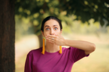 Nấc cụt là sự co thắt không chủ ý của cơ hoành - là cơ ngăn cách ngực với bụng và đóng vai trò chính trong việc thở - sau đó là sự đóng đột ngột của các dây thanh âm. (Ảnh: Nicoleta Ionescu/Shutterstock)