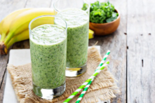 Sinh tố chuối, cải xoăn, chanh và bạch đậu khấu