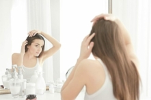 Năm cách giúp đảo ngược tình trạng bạc tóc và rụng tóc (Ảnh: Africa Studio/Shutterstock)