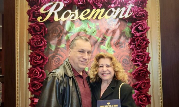 Ông bà Hector và Nancy Flores thưởng thức Nghệ Thuật Biểu diễn Shen Yun tại Nhà hát Rosemont, hôm 22/04/2023. (Ảnh: Charlie Lu/The Epoch Times)
