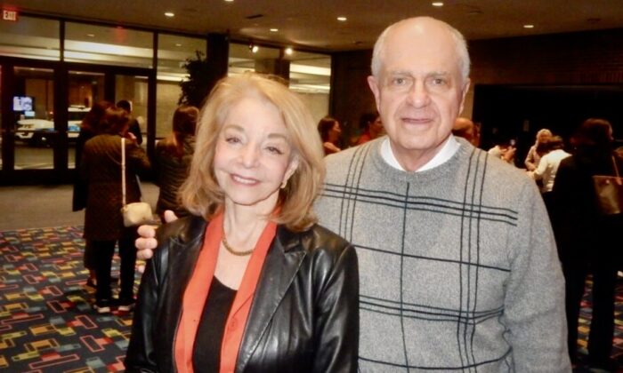 Ông bà Paula và Roger Wangerin thưởng thức Nghệ thuật Biểu diễn Shen Yun tại Trung tâm Nghệ thuật Biểu diễn của Trường Cao đẳng Purchase, tiểu bang New York hôm 22/04/2023. (Ảnh: Weiyong Zhu/The Epoch Times)