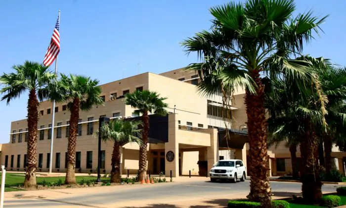 Bên ngoài Đại sứ quán Hoa Kỳ tại thủ đô Khartoum của Sudan vào ngày 07/10/2017. (Ảnh: Ashraf Shazly/AFP qua Getty Images)