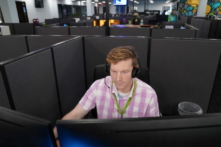 Một nhân viên tiếp nhận cuộc gọi chuyên nghiệp tại Dịch vụ Nhân sinh và Giải quyết Khủng hoảng (Solari Crisis and Human Services) ở Phoenix, Arizona, sẵn sàng nhận cuộc gọi hôm 13/04/2023. (Ảnh: Allan Stein/The Epoch Times)