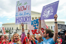 Những người ủng hộ sự sống ăn mừng bên ngoài Tối cao Pháp viện ở Hoa Thịnh Đốn sau khi lật ngược án lệ Roe kiện Wade, vào ngày 24/06/2022. (Ảnh: Olivier Douliery/AFP qua Getty Images)